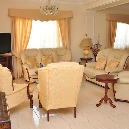 Вилла Stylish Spacious 3 Bd